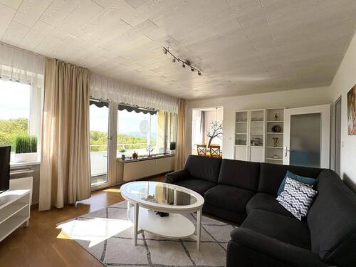 Wohnzimmer mit Ausgang zum Balkon - 3 Zimmer Etagenwohnung in Göttingen
