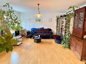 Wohnzimmer - 3 Zimmer Etagenwohnung zum Kaufen in Nürnberg