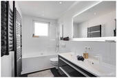 Badezimmer mit Badewanne - 
