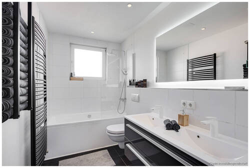 Badezimmer mit Badewanne - 