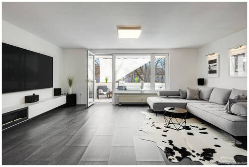 Wohnbereich mit Blick auf den Balkon - 5 Zimmer Etagenwohnung in München