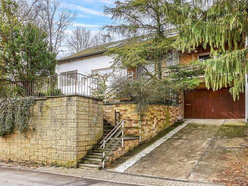 Frontansicht und Garage - 7 Zimmer Einfamilienhaus zum Kaufen in Karlsruhe / Grünwettersbach