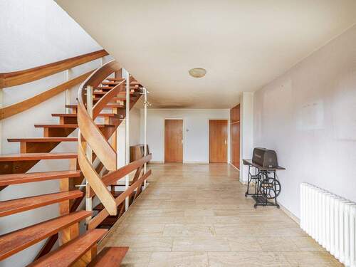 Eingangsbereich Treppe - 7 Zimmer Einfamilienhaus in Karlsruhe / Grünwettersbach