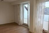 Wohnzimmer mit Zugang zum Balkon - 2 Zimmer Etagenwohnung in Grömitz