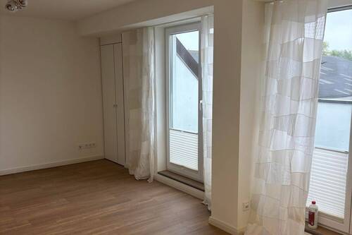 Wohnzimmer mit Zugang zum Balkon - 2 Zimmer Etagenwohnung in Grömitz