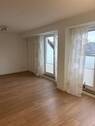 Wohnzimmer mit Zugang zum Balkon - 
