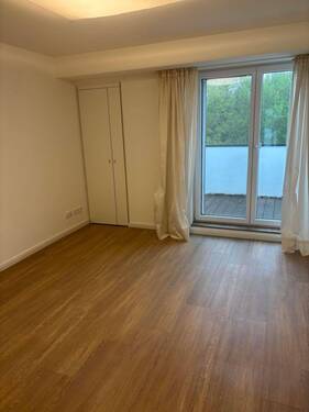 Schlafzimmer mit Zugang zum Balkon - 