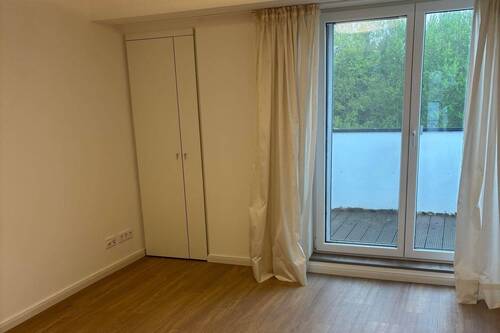 Schlafzimmer mit Zugang zum Balkon - 