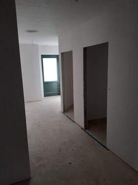 Flur mit Kammern rechts.jpg - 