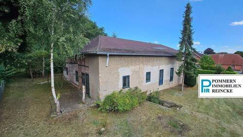 Straßenseite, Westgiebel.jpg - 6 Zimmer Mehrfamilienhaus, Wohnhaus zum Kaufen in Rothemühl