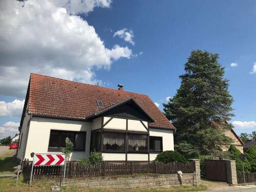 Straßenansicht Wohnhaus - 7 Zimmer Mehrfamilienhaus, Wohnhaus in Päwesin - Bagow