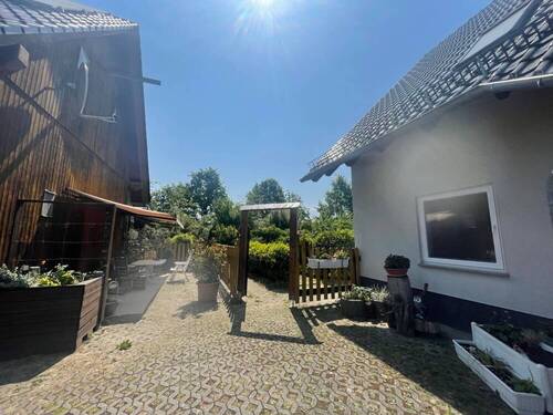 Haus und Nebengebäude - 