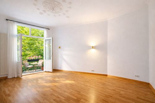 Wohnzimmer mit Neubaubalkon - 2 Zimmer Etagenwohnung in Berlin