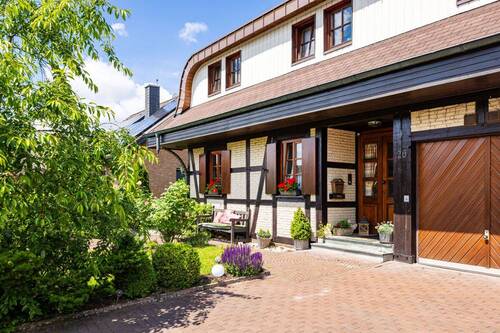 Vorderansicht - 6 Zimmer Mehrfamilienhaus, Wohnhaus zum Kaufen in Halle/Westf.