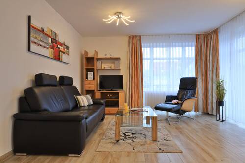 Wohnbereich mit Zugang zum Balkon - 