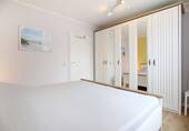 Schlafzimmer mit Kleiderschrank - 
