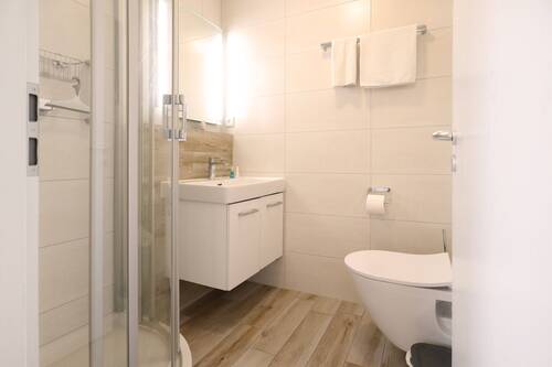 modernes Duschbad - 
