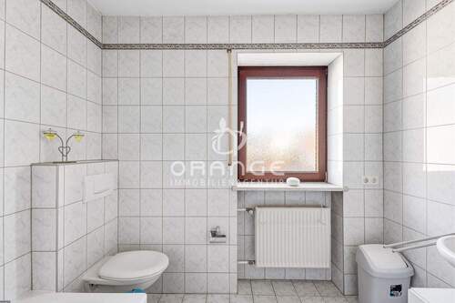 Kleines Bad mit Badewanne 1. OG - 