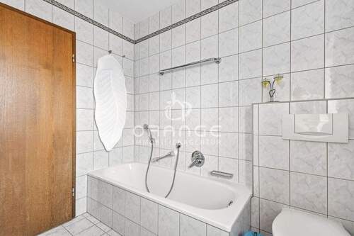 Kleines Bad mit Badewanne 1. OG_ - 