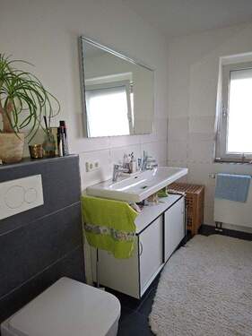 Modernes Bad mit Wanne + Dusche 1.OG - 