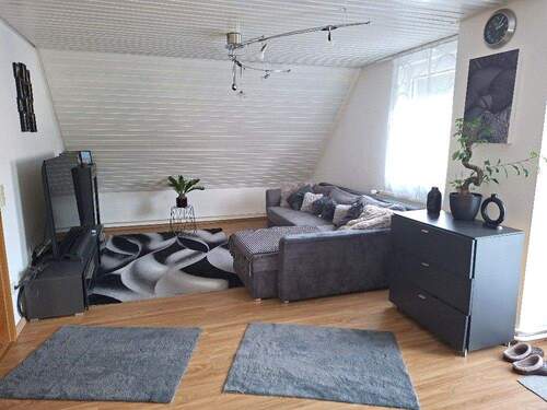 Wohnzimmer DG mit Zugang zum Balkon - 