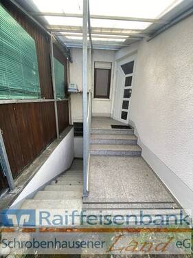 Nebeneingang und Kellerabgang - 