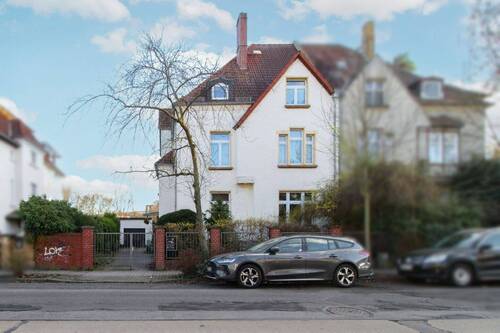 Vorderansicht Objekt - Gestaltungspotential MFH - 3 Wohneinheiten - Vermietet im EG