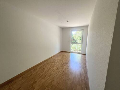 Bodentiefe Fenster sorgen im Arbeitsbereich für einen tollen Blick ins Grüne - 