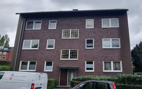 Hausansicht - TOP!!! RENOVIERTE + GEMÜTLICHE 2 ZIMMER ERDGESCHOSS WOHNUNG mit BALKON in GELSENKIRCHEN - BUER!!!