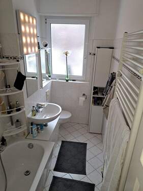 Wannenbad mit Fenster.jpg - 