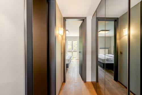 Flur_mit_Einbauschrank - 2 Zimmer Etagenwohnung in München