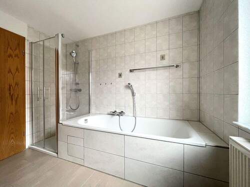 EG - Dusche und Wanne - 