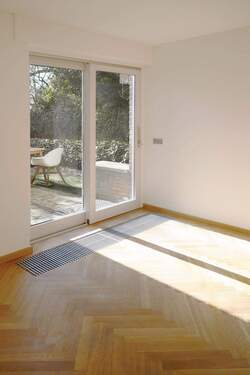 Blick zur Terrasse - 7 Zimmer Einfamilienhaus in Kassel