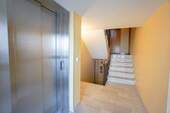 Treppenhaus u. Aufzug - 