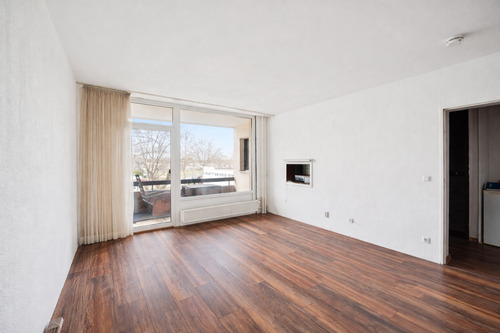 Wohnzimmer mit Balkon - Seniorengerechte Wohnung im ruhigen und grünen Teil des Bezirkes Tempelhof-Schöneberg mit günstig anmietbarem PKW-Stellplatz.