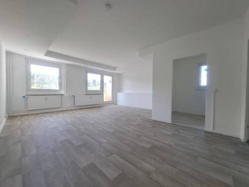 großes Wohnzimmer - 3 Zimmer Etagenwohnung zur Miete in Chemnitz