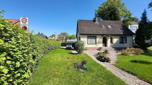 Haus von vorne mit Garten - 4 Zimmer Einfamilienhaus zum Kaufen in Kaltenkirchen