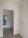 Moderner Flur mit Schrank - 