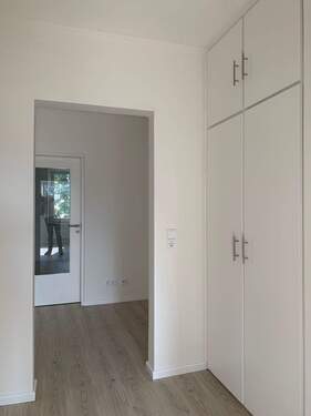 Moderner Flur mit Schrank - 