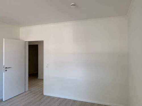 Helles Zimmer mit Holzboden - 