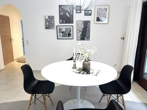 Toller Essbereich mit Zugang zur Terrasse und in den Garten - 