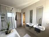 Mit Wanne und Dusche - 