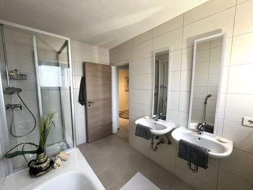 Mit Wanne und Dusche - 