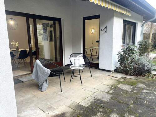 Überdachte Terrasse mit Blick in den Garten - Einfamilienhaus mit 220,00 m² in Heppenheim zum Kaufen