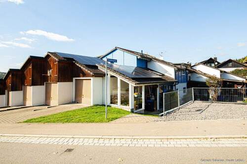 Außenansicht inkl. Garagen - 