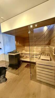 Sauna mit Glasfront und Holz - 
