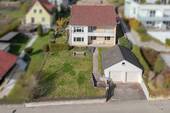 Luftbild - Familien aufgepasst: Schön gelegenes Einfamilienhaus mit ELW, Garten und Doppelgarage