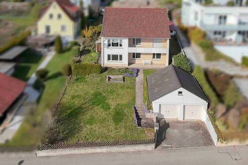Luftbild - Familien aufgepasst: Schön gelegenes Einfamilienhaus mit ELW, Garten und Doppelgarage