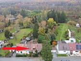 Luftansicht - Lage im Grünen mit Althaus Vorderseite - 