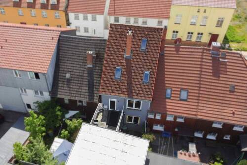 Ansicht Innenhof - Altstadtjuwel mit Innenhof: RMH inklusive Dachterrasse, Sauna & viel Wohnfläche